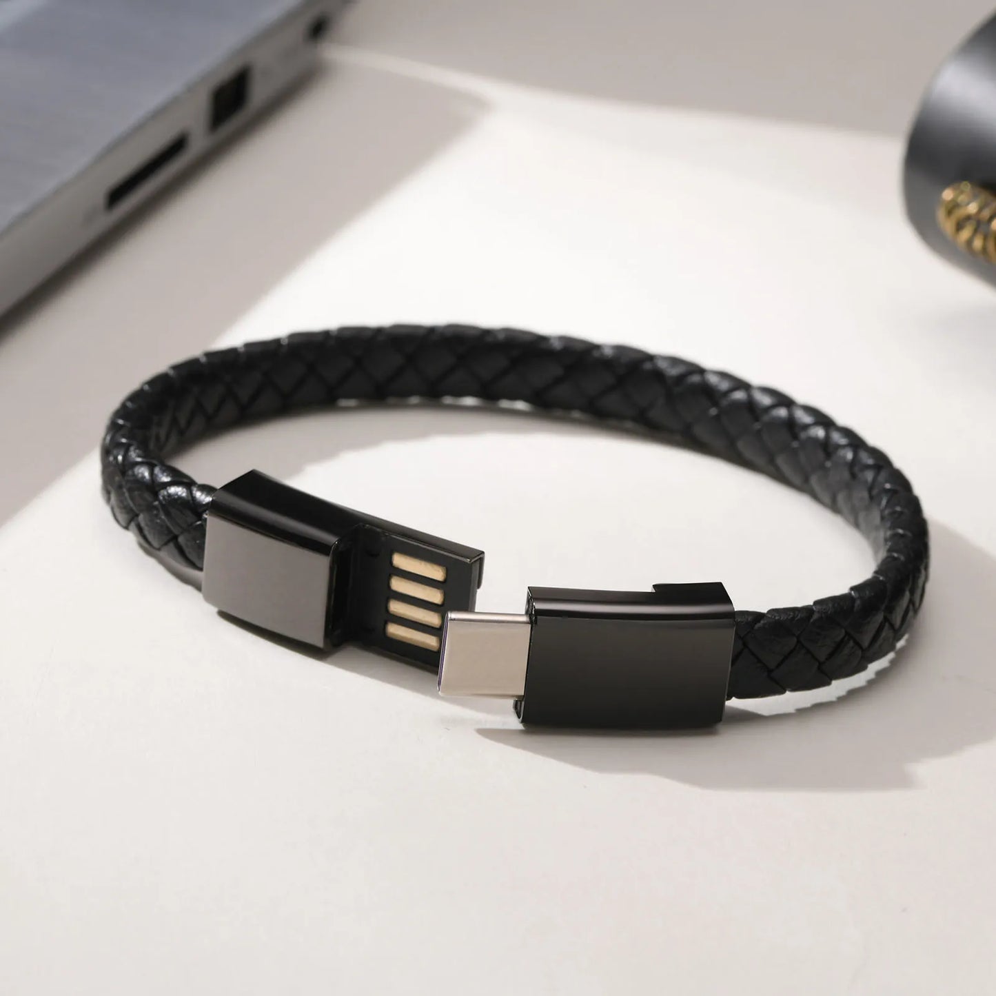 Pulseira USB Masculina de Couro Preto – Estilo Casual e Sofisticado
