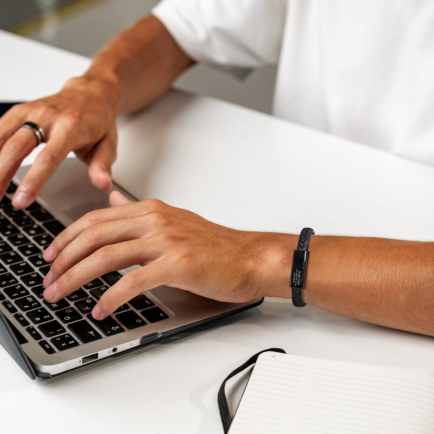 Pulseira USB Masculina de Couro Preto – Estilo Casual e Sofisticado